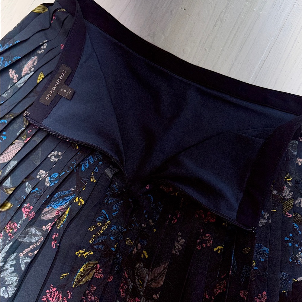Banana Republic Floral Pleated Skirt Sz 2 Tall - Picture 8 of 11